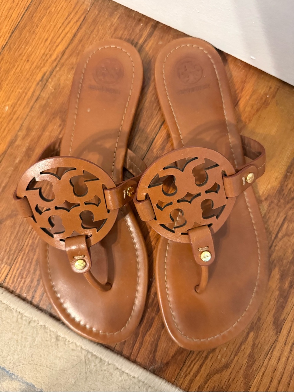 Tory Burch Leather Circle-Logo Thong Sandals - Brown - Picture 2 of 4